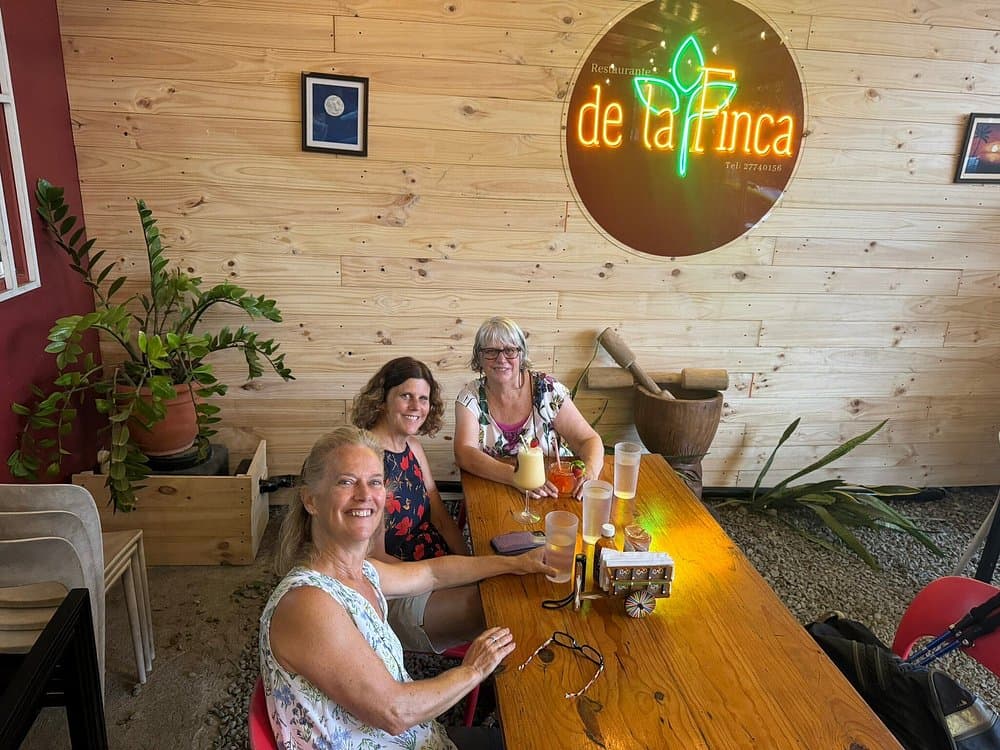 Clientas sonrientes en una mesa de De La Finca